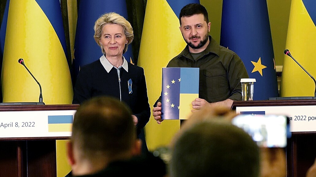 Ukrajinský prezident Volodymyr Zelenskyj pebírá od pedsedkyn Evropské komise...