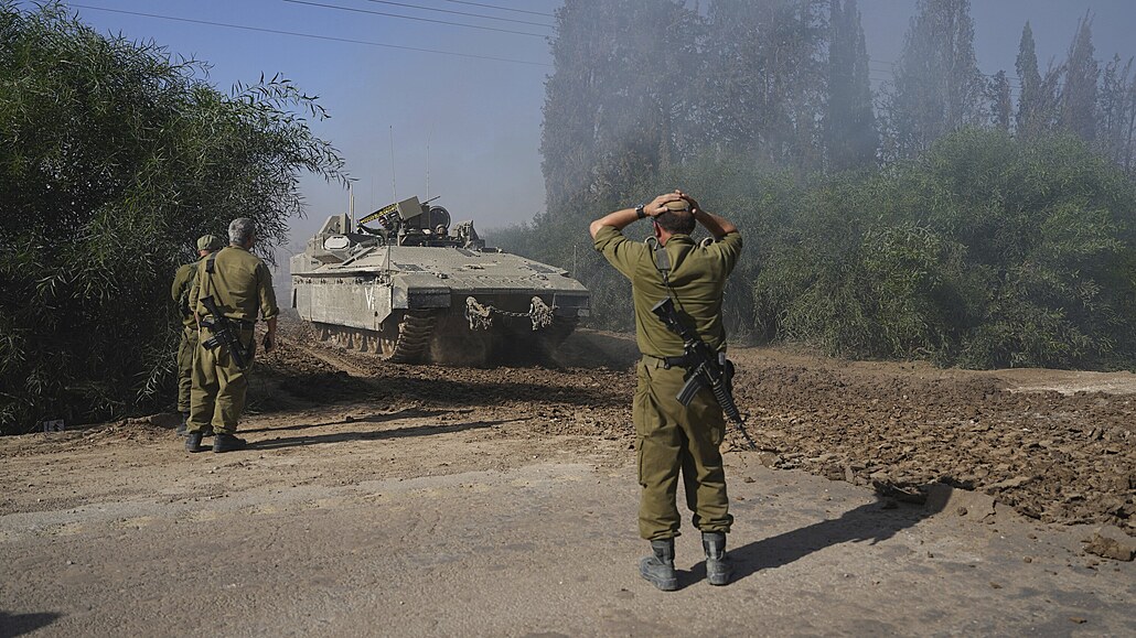 Konvoj izraelských armádních vozidel manévruje u izraelských hranic po oputní...
