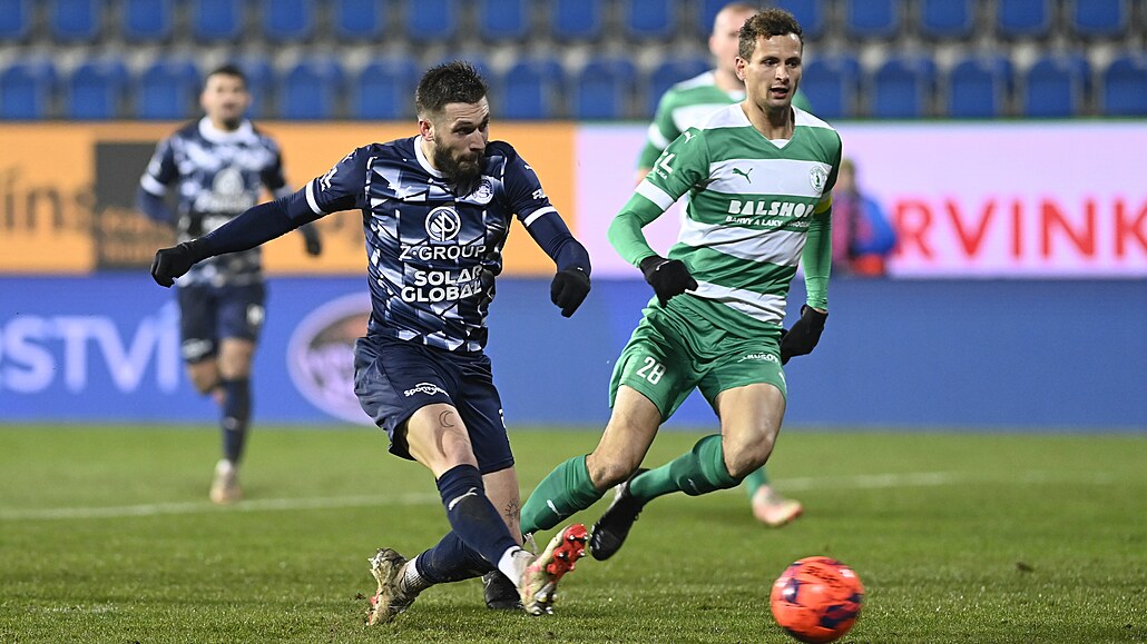 Marek Havlík ze Slovácka st�ílí v utkání proti Bohemians.
