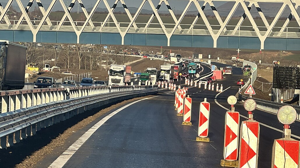 �idi��m se otev�el nový �ty�kilometrový úsek dálnice D7 u Chlum�an nedaleko...