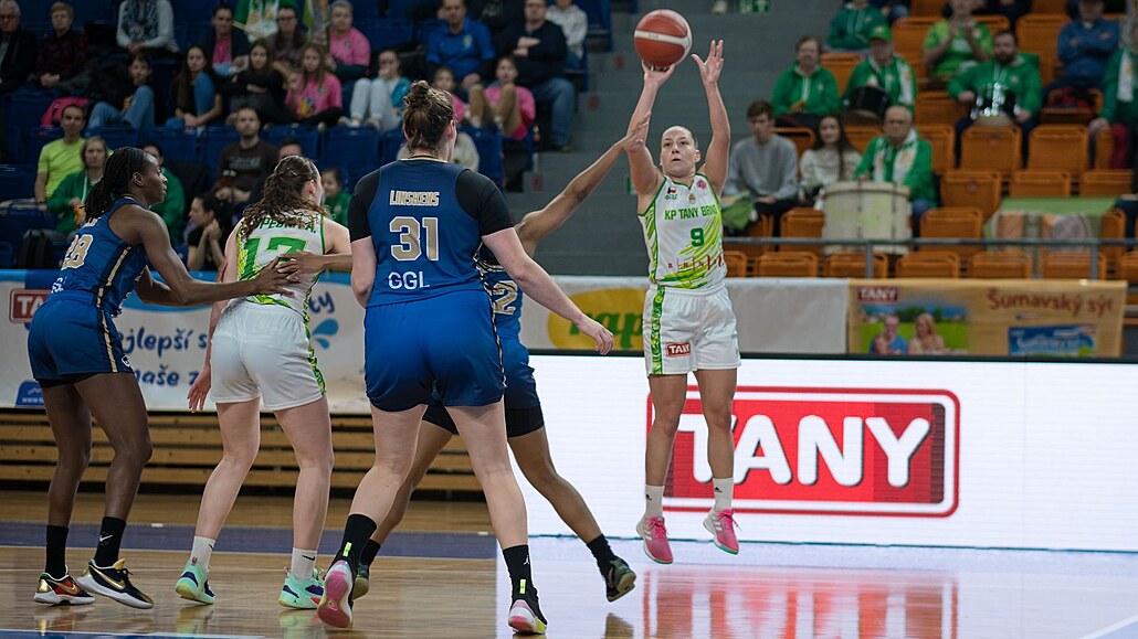 Karolína �otolová st�ílí v zápase Eurocupu proti Montpellieru.