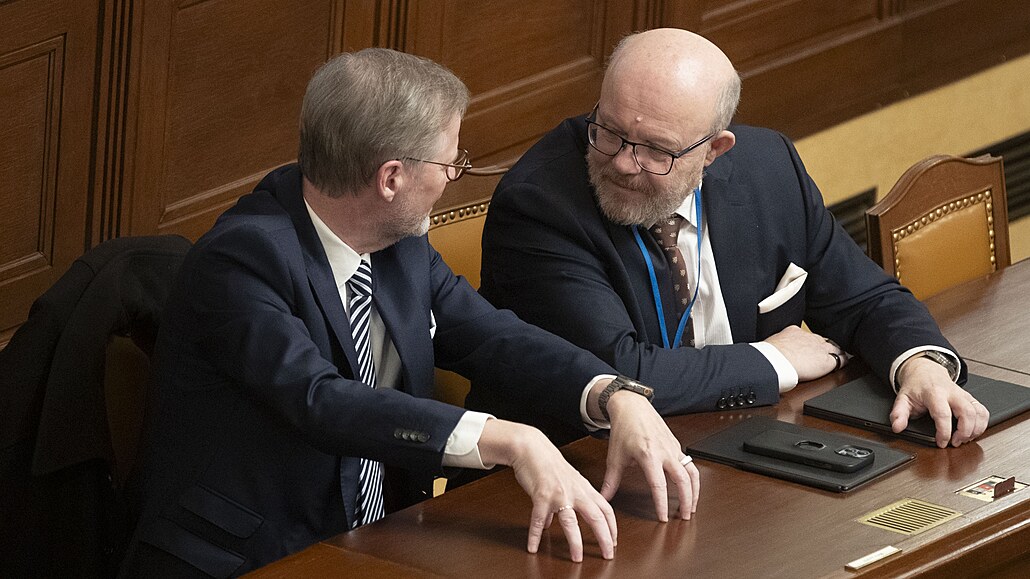 Premiér Petr Fiala a ministr zdravotnictví Vlastimil Válek ve Snmovn