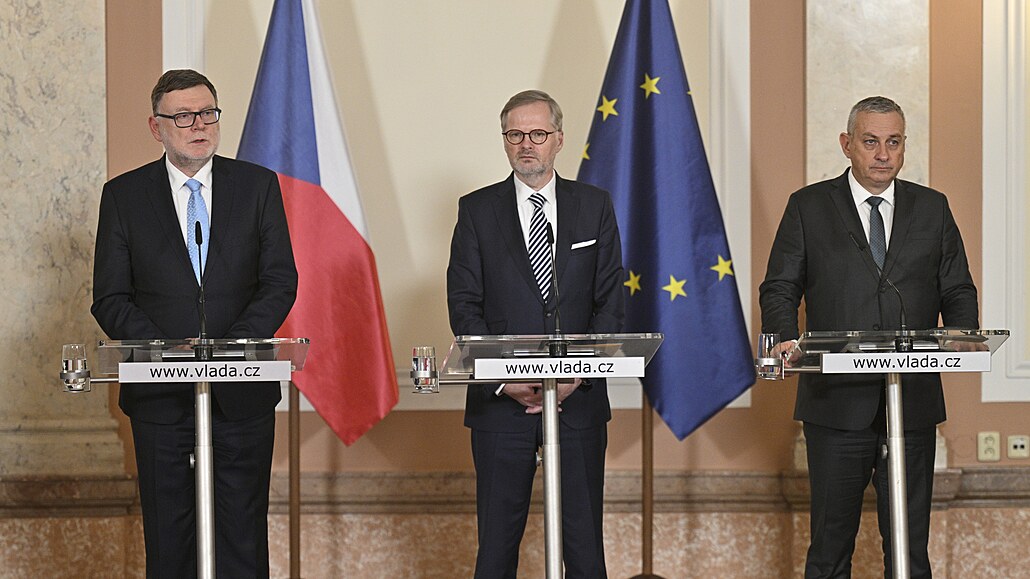 Ministr financí Zbynk Stanjura (vlevo), premiér Petr Fiala a ministr obchodu a prmyslu Jozef Síkela - ilustraní snímek.