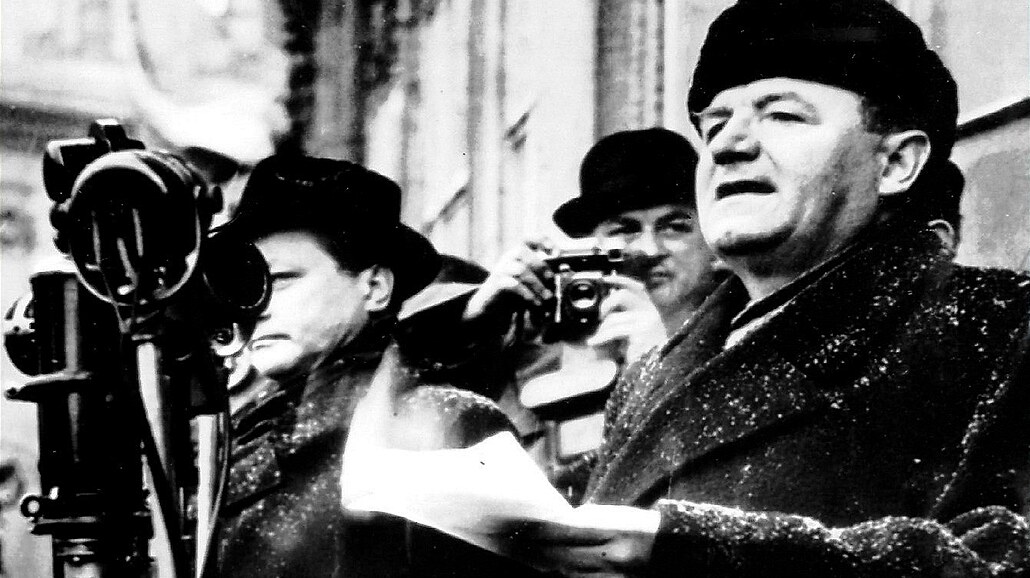 Projev pedsedy KS i vlády Klementa Gottwalda Staromstském námstí bhem komunistického pevratu v únoru 1948