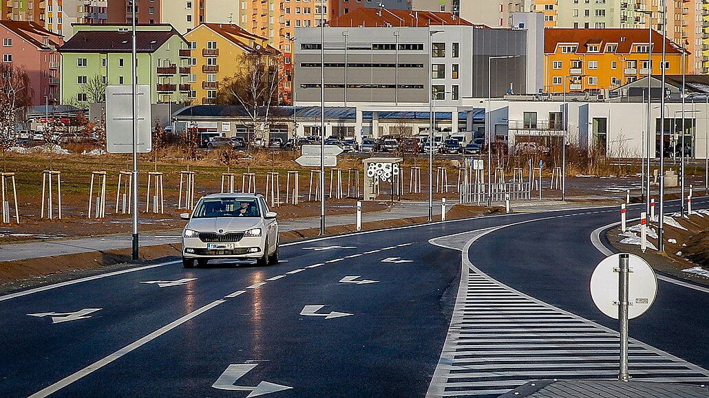 Od lo�ského prosince je hotová silnice z Máje na �váb�v Hrádek. Na ni má navázat dal�í úsek do Litvínovic.