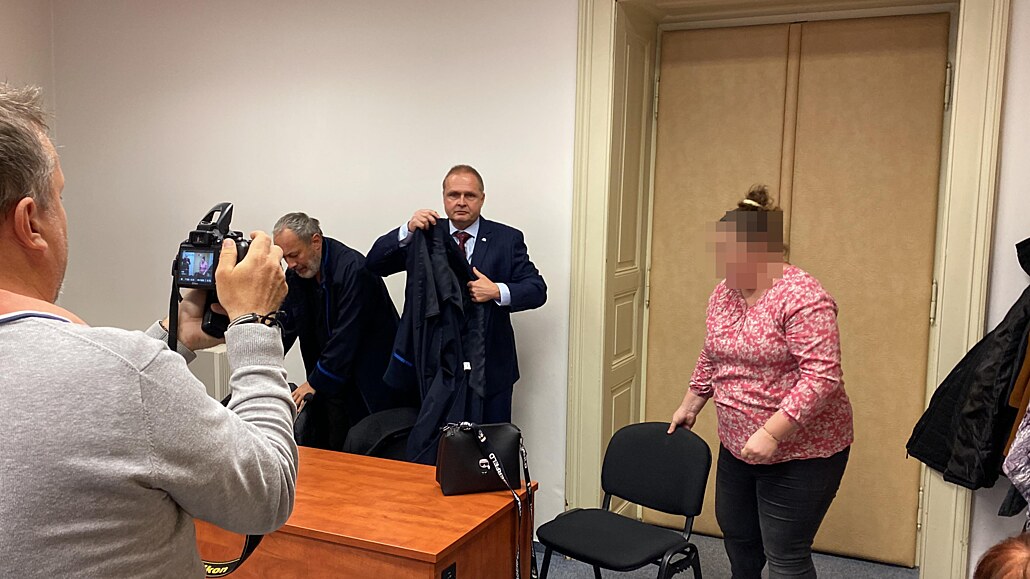 Dev�tadvacetiletá �ena z Plze�ska u Krajského soudu v Plzni. Ten jí dnes...