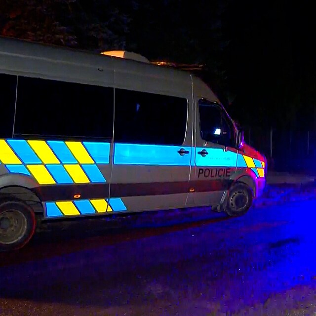 Policist, hasii a zchrani zasahuj u dvojice nsilnch mrt v Klnovickm...