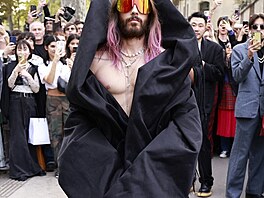 Herec Jared Leto letos se svými outfity opravdu �okoval. Co akce, to...