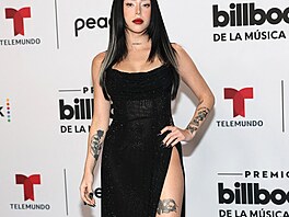 Argentinská písni�ká�ka Nicki Nicole do spole�nosti vynesla �erné �aty s...