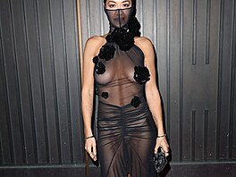 Zp�va�ka Rita Ora se sice zahalila, ale díky sí�ované látce ledacos na akci...