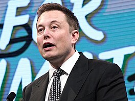 Silné výrazy, leckdy prosto�eká vyjád�ení. Musk poutá pozornost.