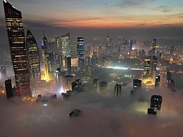Kuvajtské ve a dalí mrakodrapy proráející mraky  (10. prosince 2023)