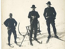 V roce 1888 zaloil Rössler-Oovský (vpravo) pi Bruslaském závodním klubu...