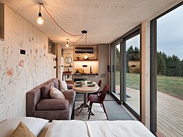 Interiér chaty je rozdlený na obývací prostor, kuchy, koupelnu a velkorysé...