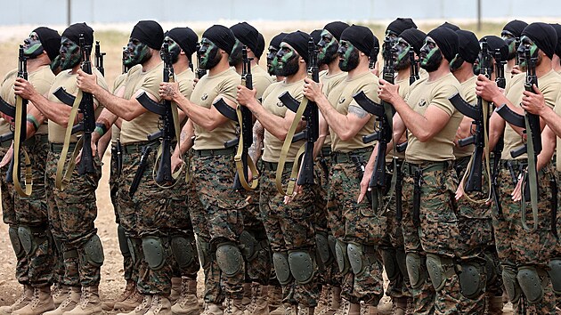 Vojenská pehlídka Hizballáhu na jihu Libanonu (21. kvtna 2023)