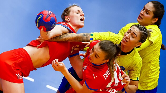 Markéta Jeábková (vlevo) a Kateina Dresslerová bojují s brazilskou dvojicí...