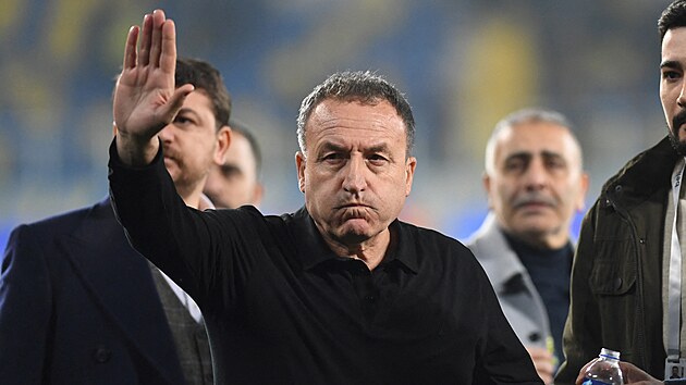Prezident klubu Ankaragc Faruk Koca pot, co inzultoval rozhodho bhem ligovho zpasu. (11. prosince 2023)