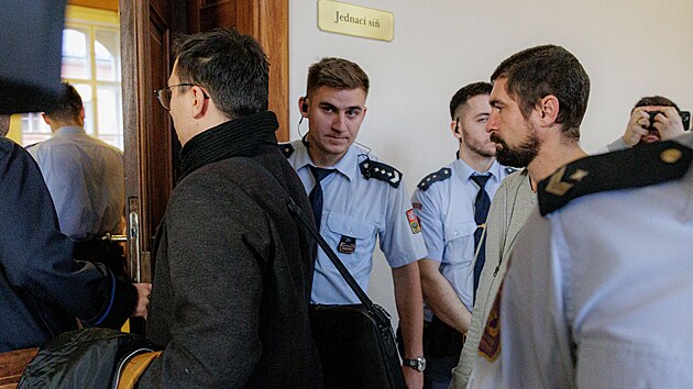 Krajsk� soud v Brn� se 15. prosince 2023 za�al zab�vat p��padem vra�dy Roma u Brn�nsk� p�ehrady, ob�alovan� Roman R. (v �ed� mikin�) je mu� p�vodem z Ukrajiny.