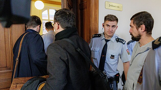 Krajsk� soud v Brn� se 15. prosince 2023 za�al zab�vat p��padem vra�dy Roma u Brn�nsk� p�ehrady, ob�alovan� Roman Rohozin (v �ed� mikin�) je mu� p�vodem z Ukrajiny.