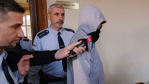 Ukrajinec Roman Rohozin (v kapuci) odch�z� od Krajsk�ho soudu v Brn�, kde 15. prosince 2023 za�alo hlavn� l��en� v p��padu smrti Roma na Brn�nsk� p�ehrad�. Rohozin je ob�alovan� z vra�dy a hroz� mu a� 18 let v�zen�.