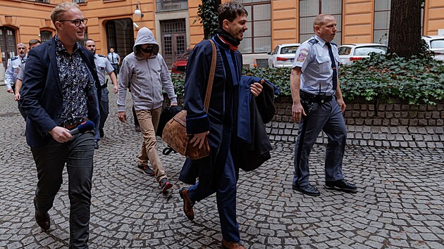 Ukrajinec Roman Rohozin (v kapuci) odch�z� od Krajsk�ho soudu v Brn�, kde 15. prosince 2023 za�alo hlavn� l��en� v p��padu smrti Roma na Brn�nsk� p�ehrad�. Rohozin je ob�alovan� z vra�dy a hroz� mu a� 18 let v�zen�.