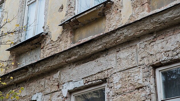 Pamtkov chrnn dm v Jirskov ulici v irm centru Brna na prvn pohled nen v ideln kondici.