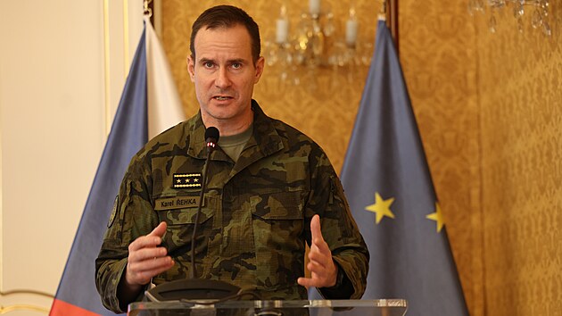 V Praze probh konference na tma Pipraveni k boji? Jak vdci pispvaj ke spoleensk odolnosti vi hybridnm hrozbm. Na konferenci vystoupil nelnk generlnho tbu Karel ehka.  (11. prosince 2023)