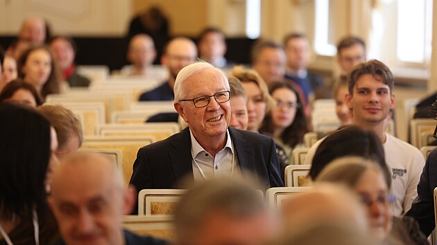 V Praze probh konference na tma Pipraveni k boji? Jak vdci pispvaj ke spoleensk odolnosti vi hybridnm hrozbm. Konference se zastnil sentor Ji Draho. (11. prosince 2023)