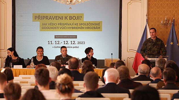 Na konferenci o hybridnch hrozbch jsou nelnk generlnho tbu Karel ehka a vodn slovo mla ministryn pro vdu, vzkum a inovace Helena Langdlov (TOP 09). (11. prosince 2023)