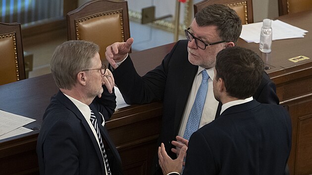 Petr Fiala, Zbynk Stanjura a Petr Hladk diskutuj v Poslaneck snmovn. (13. prosince 2023)