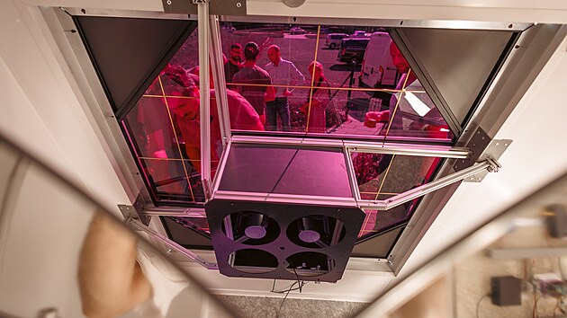 V argentinsk� observato�i Pierra Augera vyu�ij� nov� teleskopy na m��en�, odkud p�il�taj� vysokoenergetick� kosmick� ��stice. Na v�voji prvn�ho ryze �esk�ho fluorescen�n�ho teleskopu se pod�leli i olomou�t� v�dci z Univerzity Palack�ho s Fyzik�ln�m �stavem Akademie v�d �R (AV �R).