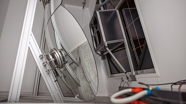 V argentinsk� observato�i Pierra Augera vyu�ij� nov� teleskopy na m��en�, odkud p�il�taj� vysokoenergetick� kosmick� ��stice. Na v�voji prvn�ho ryze �esk�ho fluorescen�n�ho teleskopu se pod�leli i olomou�t� v�dci z Univerzity Palack�ho s Fyzik�ln�m �stavem Akademie v�d �R (AV �R).