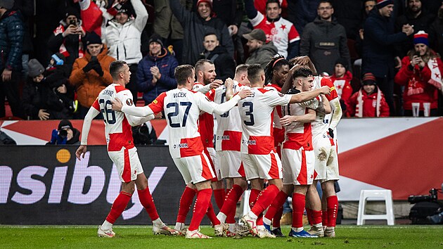 Slávisté se radují z gólu proti Servette �eneva.