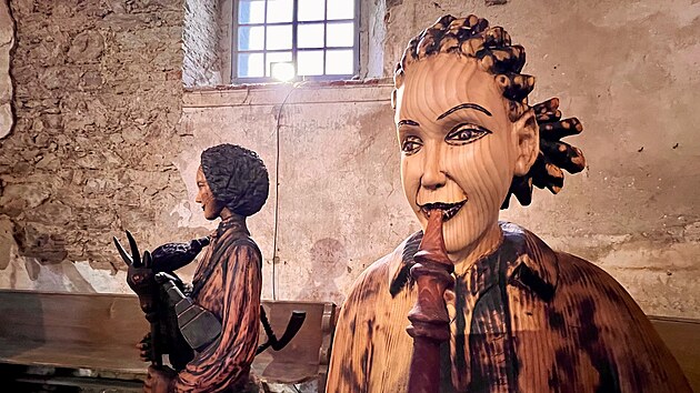 V�echny postavy jsou vy�ez�ny z mod��nov�ho d�eva. Mezi �ezb��i to nen� nejobl�ben�j�� materi�l k tvorb�, proto�e je pln� prysky�ice a je t잚� s n�m pracovat. �porgy na n�j v�ak ned� dopustit. Fascinuje ho toti� sv�mi barevn�mi vlastnostmi.