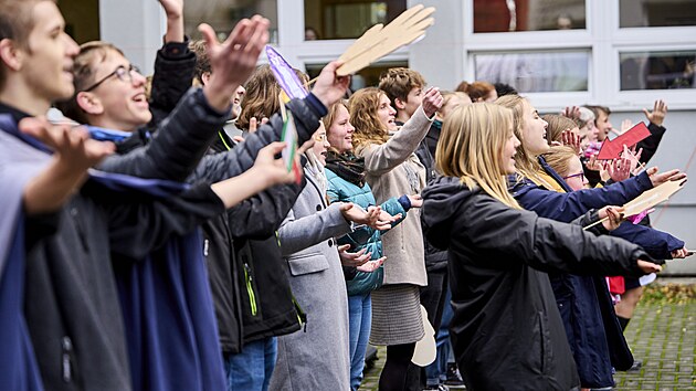 Studenti a pedagogov Slovanskho gymnzia Olomouc nahrli psniku o sv kole a uspodali sbrku pro canisterapii.