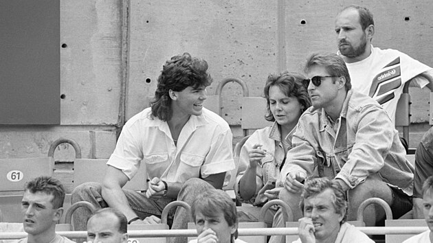 Hokejist Jaromr Jgr (vlevo) a Ji Hrdina (s brlemi) sleduj finle musk dvouhry na tenisovm Czech Open 1992 v Praze.