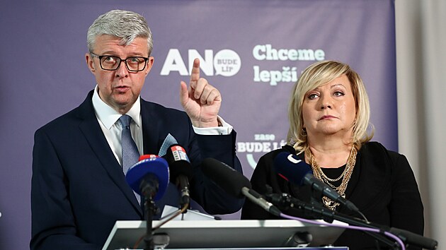 Tiskov konference stnov vldy ANO. Karel Havlek a Alena Schillerov (ANO). (14. prosince 2023)