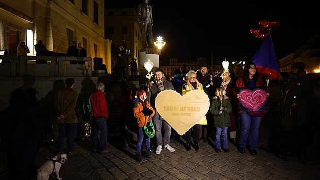 Destky lid se sely na nmst Vclava Havla v Praze, odkud vyrazily na vzpomnkov pochod nazvan Srdce na Hrad. (18. prosince 2023)