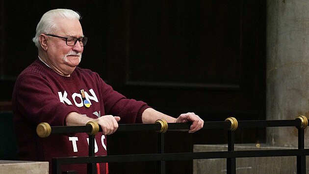 Bval polsk prezident a nositel Nobelovy ceny za mr Lech Walesa s npisem "stava" na svetru stoj u parlamentu v den, kdy polsk premir Mateusz Morawiecki d parlament o hlasovn o dve. (11. prosince 2023)