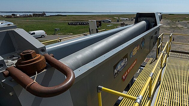 Americk� n�mo�nictvo testuje elektromagnetick� d�lo. (11. dubna 2017)