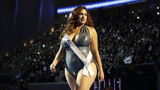 Jane Dipika Garrettov, Miss Nepal 2023, na promend v plavkch pi souti Miss Universe 2023