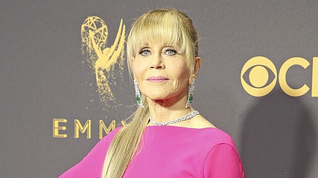 perky z dlny Gismondi mla na sob i Jane Fonda na 69. ronku Emmy Awards v roce  2017.