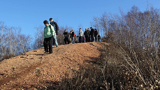 Vrcholek haldy le�� v nadmo�sk� v��ce 315 metr�, tvo�� ji zhruba �ty�i miliony kubick�ch metr� d�ln� hlu�iny.