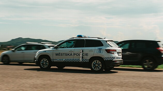 Mstsk policie v Plzni testuje laserov zazen vyvinut na Zpadoesk univerzit v Plzni, kter za jzdy m ku prjezdnho psu vozovky. (14. prosince 2023)