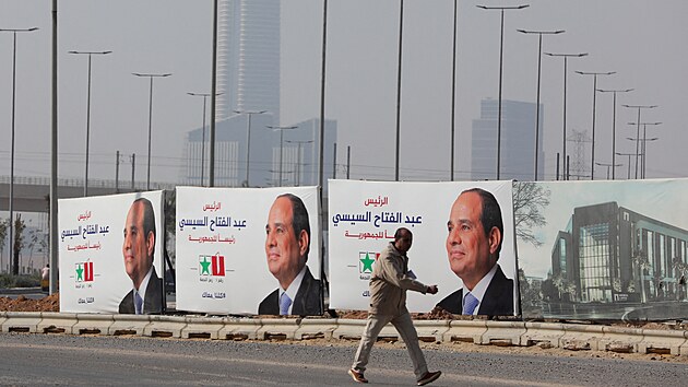 Egyptsk prezidentsk volby vyhrl opt dosavadn vldce Abdal Fatth Ss (na plaktech). Snmek pochz z Khiry. (12. prosince 2023)