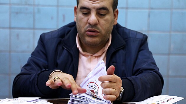 Egyptt volebn komisai staj hlasy odevzdan v prezidentskch volbch. Snmek pochz z Khiry. (12. prosince 2023)