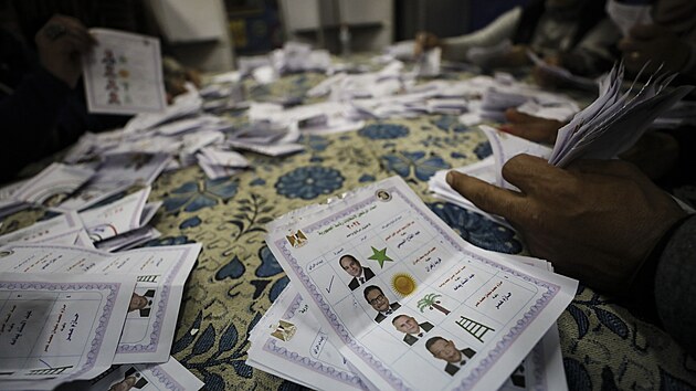 Egyptt volebn komisai staj hlasy odevzdan v prezidentskch volbch. Snmek pochz z provincie Kaljbja. (12. prosince 2023)