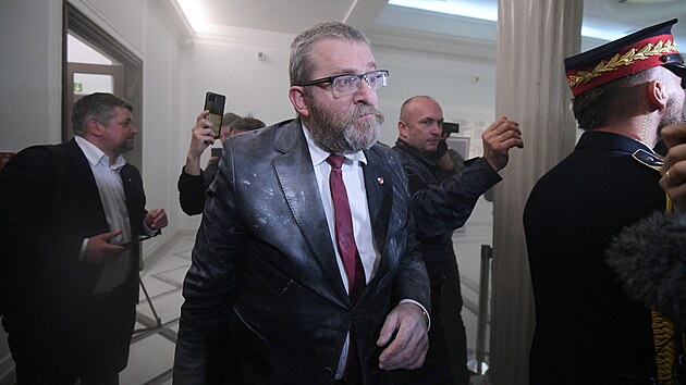 Polsk krajn pravicov poslanec Grzegorz Braun v parlamentu uhasil hoc menoru. (12. prosince 2023)