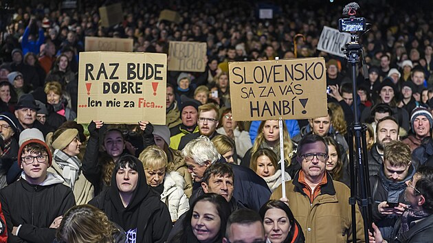 Slovci v Bratislav protestuj proti vld Roberta Fica. (12. prosince 2023)