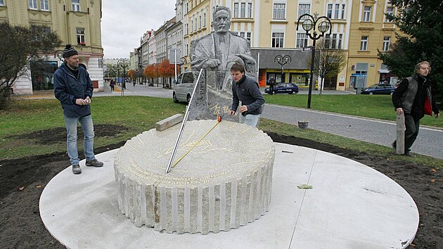 Instalace sochy krlovhradeckho starosty Ulricha.  na snmku z 8. listopadu 2010. Radnice sochu o necel rok pozdji odstranila do skladu technickch slueb.